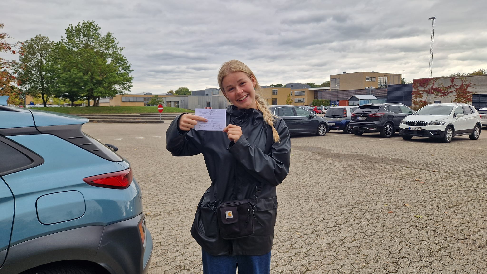 Elev fejrer bestået køreprøve hos Vindegade
